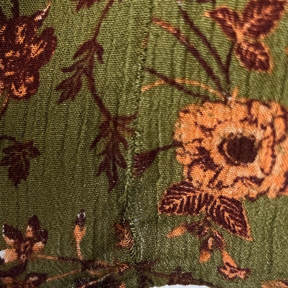 C&V Chelsea & Violet Floral Button Front Cropped Peasant Top. - Picture 10 of 10